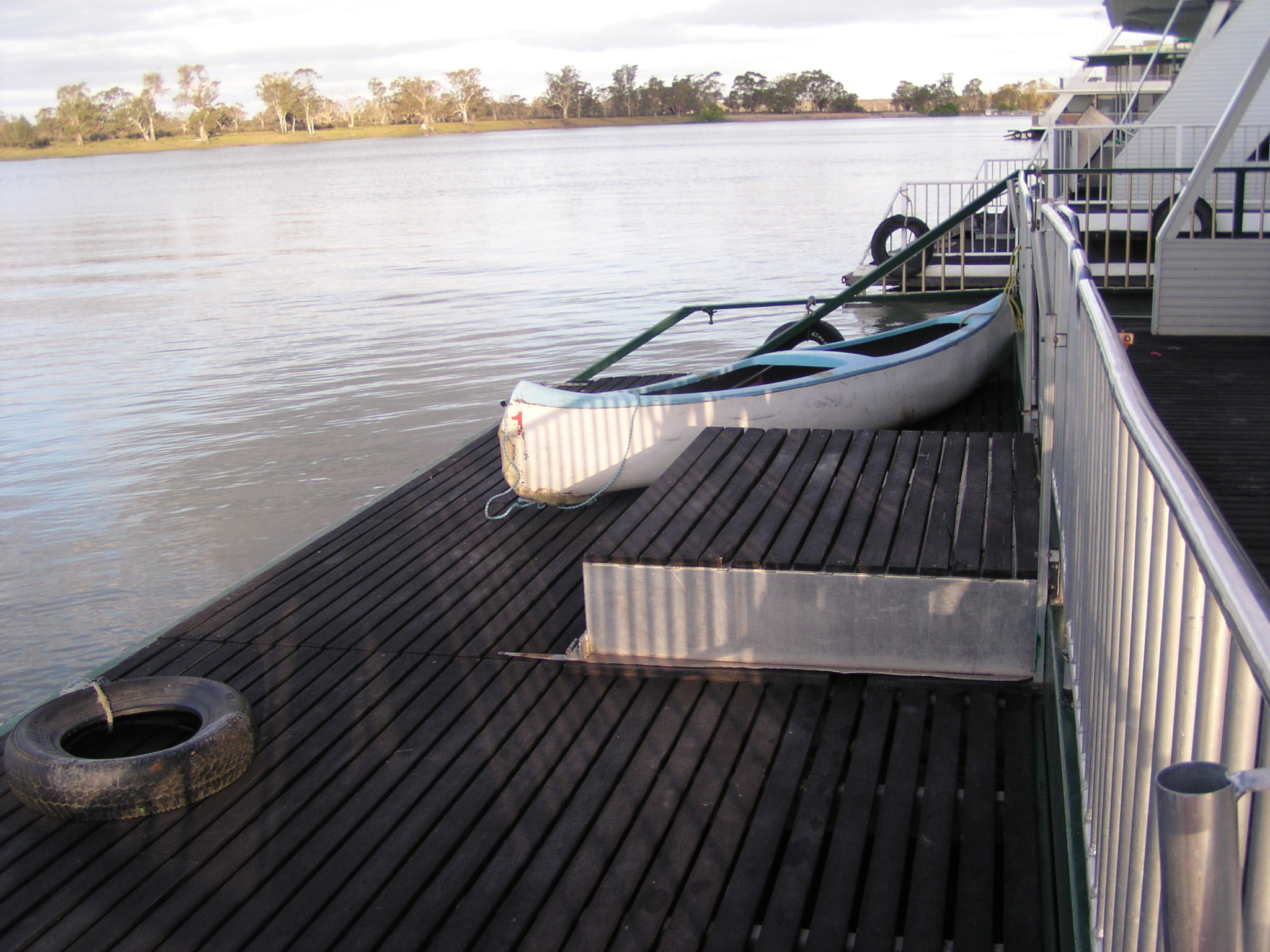simply-irresistible-green-and-gold-house-boats