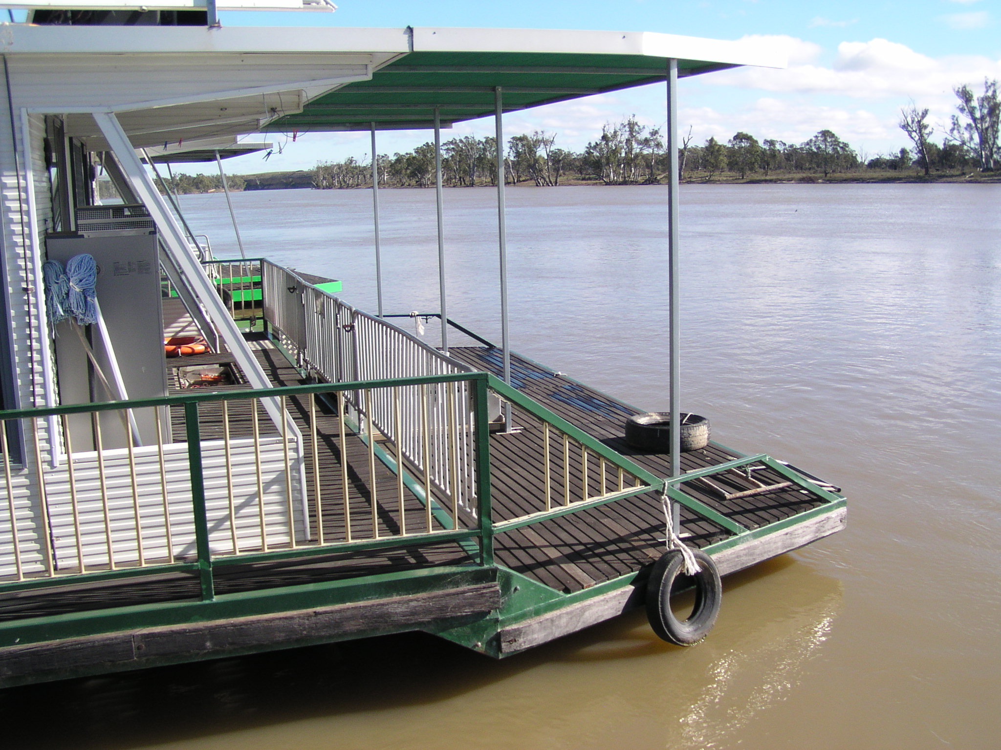 simply-irresistible-green-and-gold-house-boats
