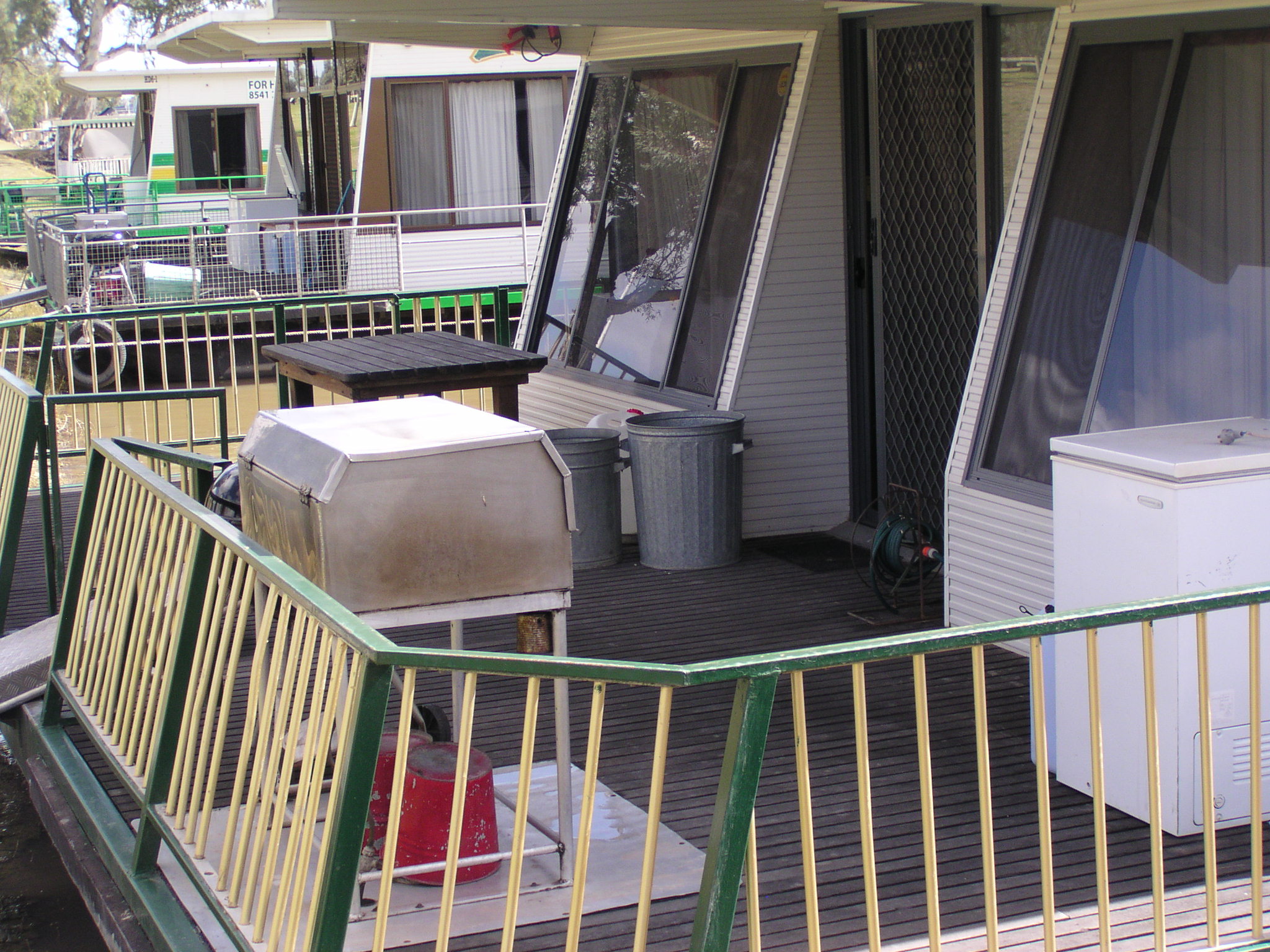 simply-irresistible-green-and-gold-house-boats